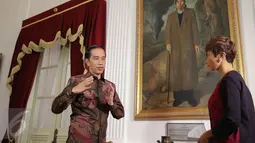 Presiden Jokowi (kiri) berbincang selama Wawancara khusus di Istana Merdeka, Jakarta, Jumat (16/10/2015). Wawancara berhubungan dengan Pemerintahan Jokowi-JK genap berusia satu tahun pada 20 Oktober 2015 nanti. (Liputan6.com/Faizal Fanani)