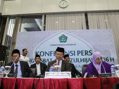 Dirjen Bimbingan Masyarakat Islam Kementerian Agama Machasin (tengah) memberikan keterangan pers hasil sidang Itsbat di Jakarta, Minggu (13/9). Kemenag menetapkan Hari Raya Idul Adha 1436 H jatuh pada 24 September 2015. (Liputan6.com/Faizal Fanani)