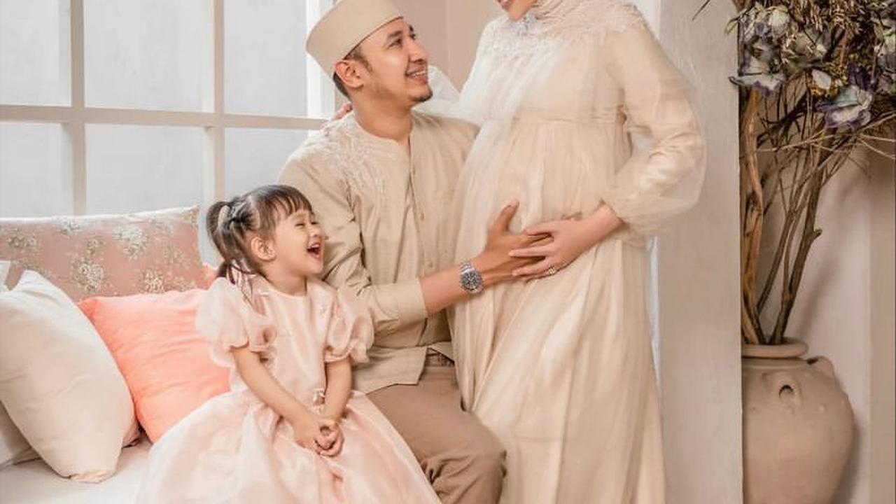 Hamil Anak ke-2, Ini 7 Gaya Maternity Shoot Kartika Putri Bergaun Krem