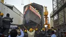 Para pekerja bersorak saat upacara peluncuran kapal perang INS Udaygiri di halaman Mazagaon Dock Shipbuilders Limited, Mumbai, India, Selasa (17/5/2022). (Punit PARANJPE/AFP)