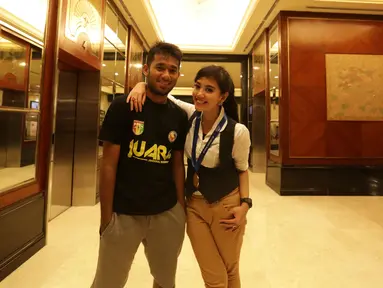 Pemain Mitra Kukar, Syakir Sulaiman bersama kekasihnya Putri Violla, saat tiba di Hotel Sultan, Jakarta, Minggu (24/1/2016) seusai meraih gelar juara Piala Jenderal Sudirman. (Bola.com/Arief Bagus)