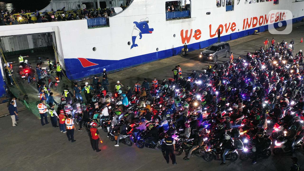Kepadatan Pemudik Bermotor di Pelabuhan Ciwandan Banten
