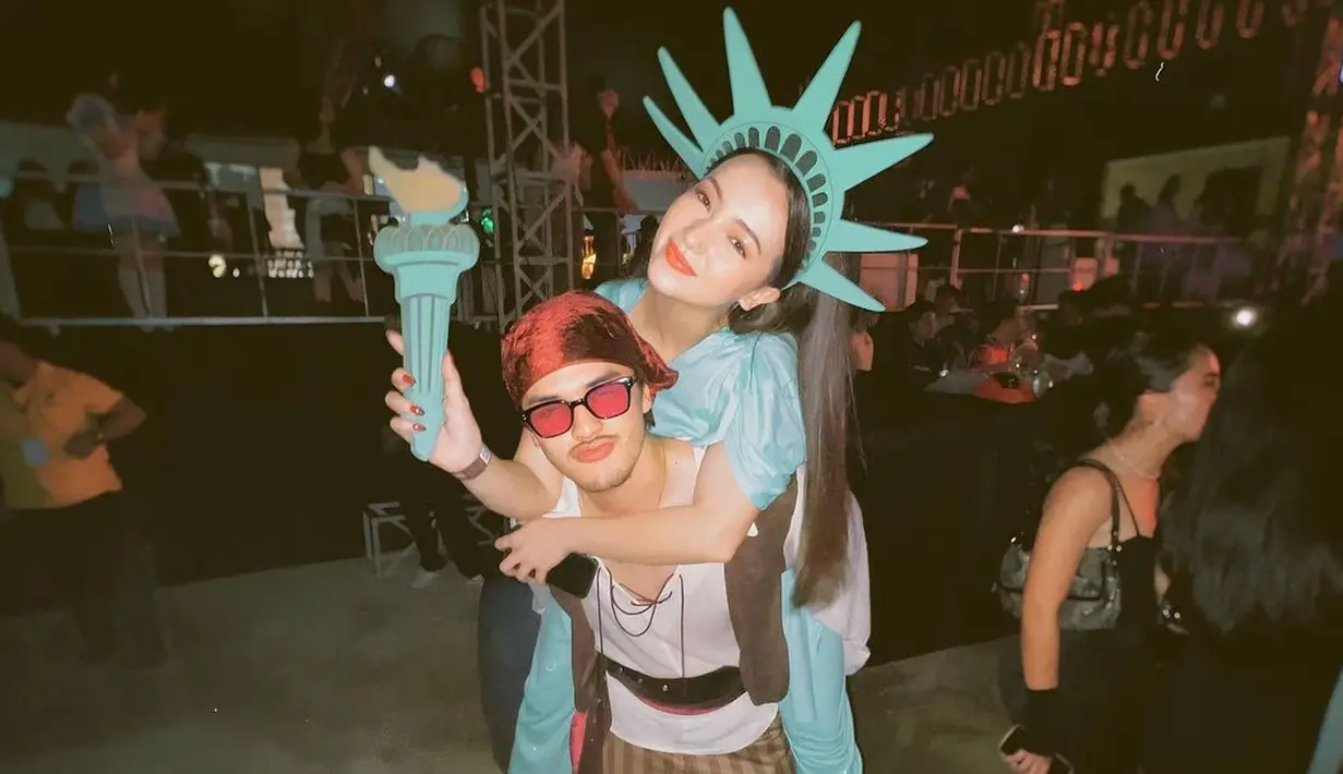 <p>Megan Domani jadi Patung Liberty [Instagram/megandomani1410]</p>