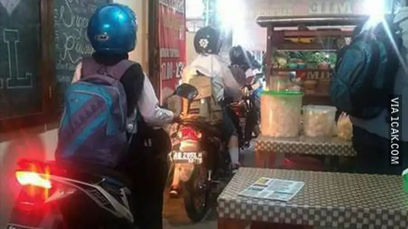 Warung Super Nyeleneh yang Hanya Bisa Ditemui di Indonesia