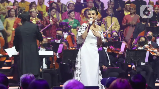 Penyanyi Cantik Christie Meriahkan Konser Elek Yo Band