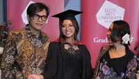 Naja meraih gelar S1 di Leeds Art University, London. Saat wisuda ia pun tampil stunning dengan kebayanya. @najandmm
