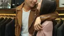 Sebanyak tiga baju akan digunakan di hari bahagianya nanti. Mengingat dalam acara pernikahannya dengan dara cantik alumni idol grup, JKT48 terdapat tiga bagian acara. Yaitu pemberkatan, ceremony, dan resepsi. (Adrian Putra/Bintang.com)