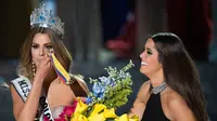 Ekspresi Miss Kolombia, Ariadna Gutierrez saat mahkota dikepalanya akan dicopot oleh Miss Universe 2014 Paulina Vega akibat kesalahan fatal MC yang salah menyebut pemenang Miss Universe 2015 di The AXIS Las Vegas, Minggu (20/12). (AFP PHOTO/Valerie Macon)