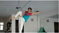 Jiang Zhijun, 65 tahun, kian mahir menunjukkan kepiawaiannya sebagai seorang pole dancer atau penari tiang. 