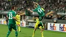 Winger Rapid, Florian Kainz, dilanggar pemain Villarreal CF di laga fase grup Liga Europa di Stadion Ernst Happel, Wina, Austria, Kamis (18/9/2015) dini hari WIB. (Bola.com/Reza Khomaini)