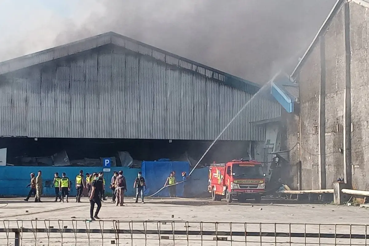 Aparat gabungan melakukan pemadaman di lokasi pabrik ikan.