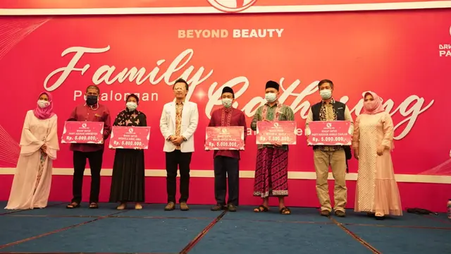 Gelar Family Gathering di Pekalongan, DrW Skincare Serahkan Wakaf pada Panti Asuhan dan Masjid
