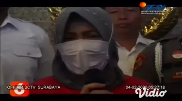 Polrestabes Surabaya berhasil menangkap dan mengamankan pengguna akun Facebook yang diduga menghina Wali Kota Surabaya, Tri Rismaharini pada hari Jumat (31/1). Di hadapan awak media, pelaku yang berinisal ZK (43) meminta maaf atas tindakan yang ia la...