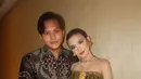 Sedangkan di momen resepsi, Mahalini mendesain kebayanya dengan gaya yang lebih modern. Kebaya hijau dibuat strapless bak bustier dengan taburan payet yang cantik, dipercantik dengan sambungan tangan yang serasi. [Foto: Instagram/mahaliniraharja]