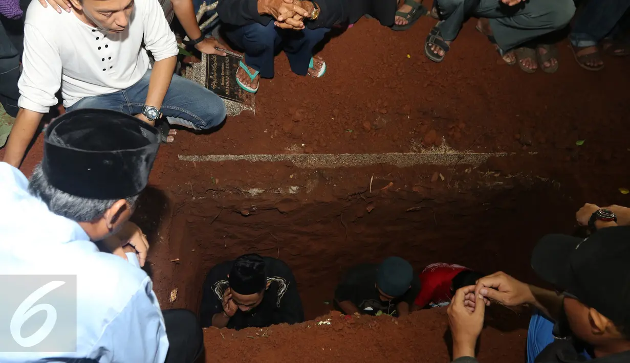Suasana pemakaman Budi Anduk di TPU Kemang, Jati Cempaka, Bekasi, Senin (11/1/2016). (Liputan6.com/Herman Zakharia)