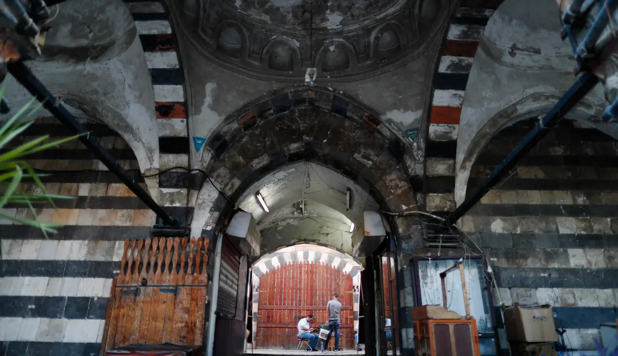 Seorang pria Suriah minum teh di kompleks takiyya di kota tua Damaskus, Suriah, Rabu, 18 Juli 2018. (AP Photo / Hassan Ammar)