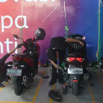 Teknisi melakukan perawatan motor pengendara pada peluncuran kampanye #SegarinMotor oleh PT Surganya Motor Indonesia (Planet Ban) di Depok, Jawa Barat. (Liputan6.com)