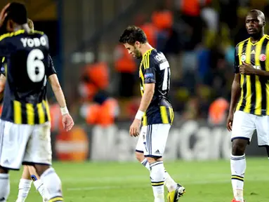 Kekecewaan para pemain Fenerbahce usai dikalahkan Arsenal pada pertandinagn Play-off Liga Champions di Stadion Sukru Saracoglu di Istanbul pada 21 Agustus 2013. (AFP/Bulent Kilic)