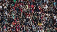 The Jakmania tanpa atribut memenuhi Stadion Pakansari, Cibinong, untuk mendukung Persija versus PS TNI, Jumat (14/10/2016). (Bola.com/Vitalis Yogi Trisna)