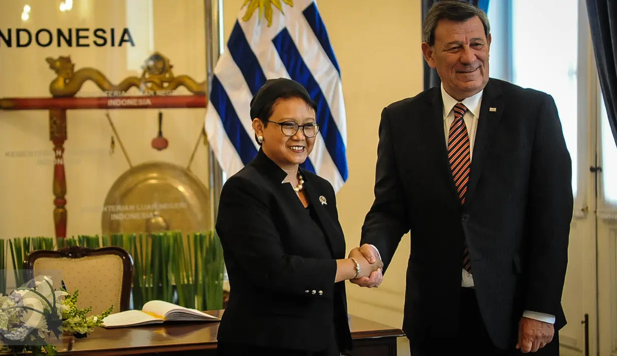 Menlu RI Retno Marsudi berjabat tangan dengan Menlu Uruguay Rodolfo Nin Novoa saat kunjungan di Gedung Pancasila, Jakarta, Selasa (11/10). Kedua Menlu melakukan pertemuan bilateral bidang ekonomi, perdagangan dan investasi. (Liputan6.com/Faizal Fanani)