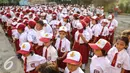 Sejumlah siswa berbaris sebelum mengikuti upacara di SD Pasar Baru 05, Jakarta, Senin (27/7/2015). Usai libur panjang Idul Fitri para siswa kembali beraktivitas mengikuti pelajaran di sekolah untuk tahun ajaran 2015-2016. (Liputan6.com/Faizal Fanani)