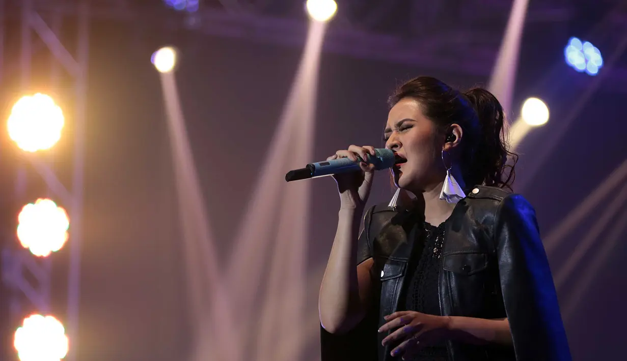 Isyana juga memberikan kejutan dengan membawakan lagu milik Raisa. Lagu berjudul Could It Be disambut meriah oleh para penggemar Raisa yakni YourRaisa yang juga ikut bernyanyi bersama. (Deki Prayoga/Bintang.com)