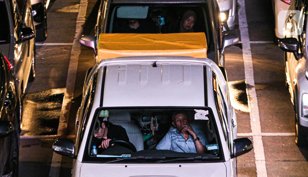 Hingga Selasa (18/4/2023) untuk menyeberang ke Pulau Sumatera melalui Pelabuhan Merak. (Liputan6.com/Faizal Fanani)