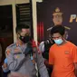 Polisi menangkap dua pencuri besi rel kereta di Malang. (Dian Kurniawan/Liputan6.com)