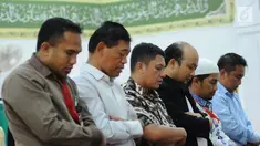 Penyidik KPK, Novel Baswedan (keempat kiri) melaksanakan salat berjamaah di sekitar kediaman di kawasan Kelapa Gading, Jakarta, Kamis (22/2). Novel kembali dalam proses pemulihan sambil menunggu operasi tahap kedua. (Liputan6.com/Helmi Fithriansyah)