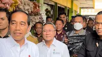 Menteri Perdagangan (Mendag) Zulkifli Hasan mendampingi Presiden Joko Widodo atau Jokowi melakukan kunjungan ke Pasar Johar, Karawang, Jawa Barat, hari ini, Kamis, (14/9/2023). (Dok Kemendag)