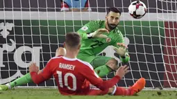 Kiper Georgia, Giorgi Loria mengamankan sepakan pemain Wales, Aaron Ramsey pada kualifikasi Piala Dunia 2018 grup D di Boris Paichadze Dinamo Arena, Tbilisi (06/10/2017). Wales menang 1-0. (AFP/Alexander Nemenov)
