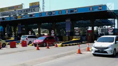 Suasana Gerbang Tol Cikampek, Jawa Barat, Kamis (29/6). Pada H+4 Lebaran terlihat volume arus balik pemudik tak mengalami peningkatan hingga siang ini. (Liputan6.com/Faizal Fanani)