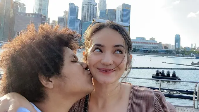 Potret Kebersamaan Enzy Storia dan Casey Paquita, Adik Kakak Kompak