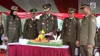 Gubernur DKI Anies Baswedan didampingi Wakil Gubernur, Sandiaga Uno memotong tumpeng dalam peringatan HUT Satpol PP ke-68 di Monas, Jakarta, Kamis (26/4). Tumpeng itu diberikan kepada Satpol PP termuda dan anggota tertua. (Liputan6.com/Arya Manggala)