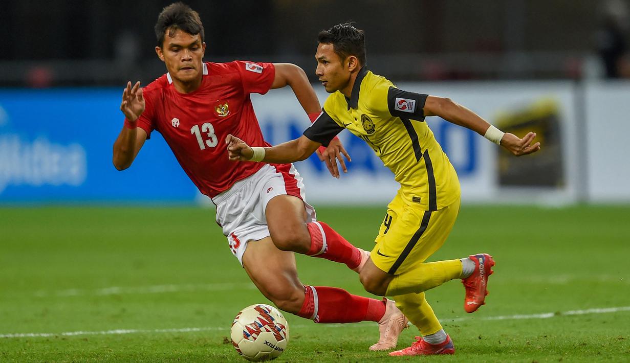 Rachmat Irianto. Bek tengah milik Persebaya Surabaya berusia 22 tahun ini tampil 66 menit sebelum digantikan Evan Dimas. Ia mampu tampil apik di babak pertama dengan beberapa kali mencuri bola dari penguasaan lawan. Ia layak mendapat nilai 6,5. (AFP/Roslan Rahman)