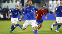 Gelandang Italia, Daniele De Rossi menendang penalti ke gawang Spanyol (Foto:  REUTERS/Stefano Rellandini) 