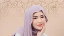 Yang menarik, Amanda mengenakan berbagai variasi warna pashmina meleyot, mulai dari merah yang bold hingga soft purple yang lembut.  [@ambyamandamanopo].
