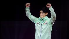 Pesenam Jepang, Daiki Hashimoto merayakan kemenangan setelah juara kategori All-Around pada Kejuaraan Dunia Gimnastik 2025 di Indonesia Arena, Senayan, Jakarta, Rabu (22/10/2025). Daiki berhasil mengoleksi 85,131 poin disusul dengan pesenam China, Zhang Boheng dan pesenam Swiss, Noe Seifert. (Bola.com/Bagaskara Lazuardi)