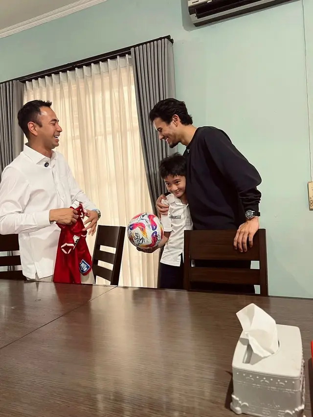 6 Potret Nathan Tjoe-A-On di Rumah Raffi Ahmad, Main Futsal hingga Coba Nasi Liwet