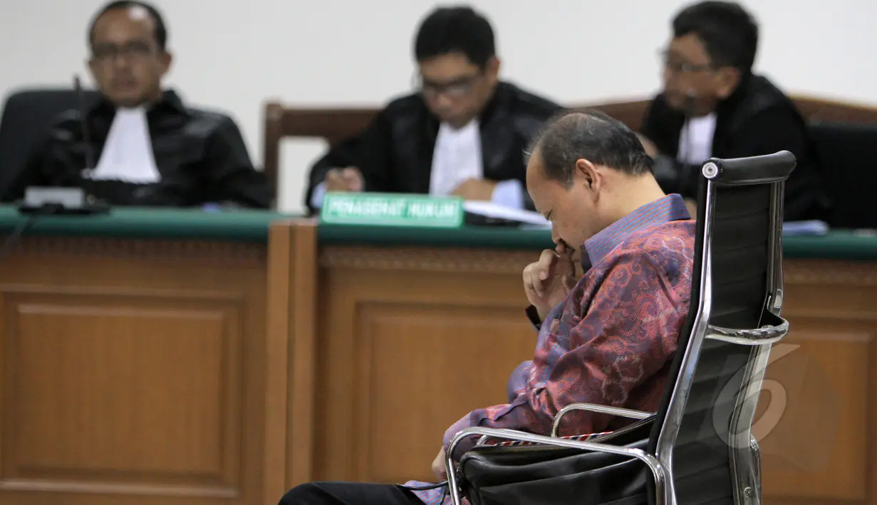 Sutan Bhatoegana tertunduk mendengarkan bacaan dakwaan oleh JPU saat sidang di Pengadilan Tipikor, Jakarta (16/4/2015). Sutan didakwa menerima hadiah atau gratifikasi dari Sekjen ESDM, Waryono Karyo sebesar USD 140 ribu. (Liputan6.com/Andrian M Tunay)