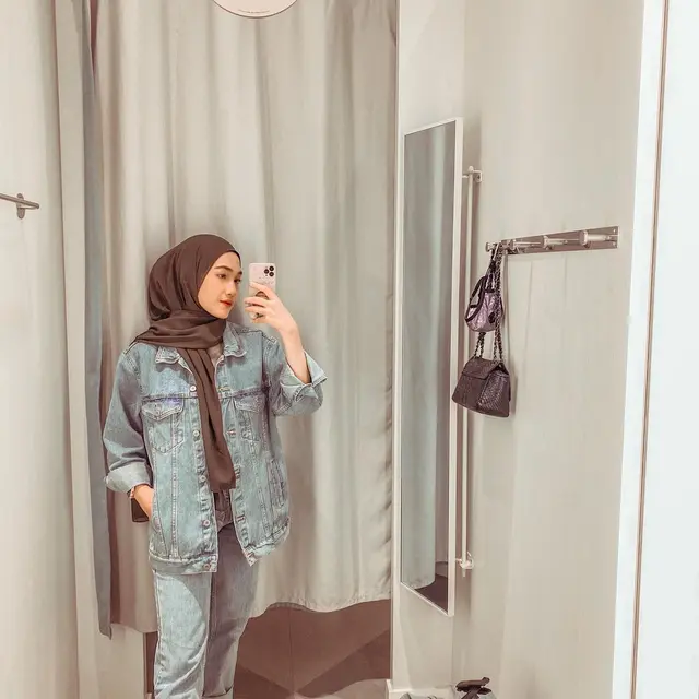 6 Gaya OOTD Hafna Alliya Istri Angga Putra 'Anak Band', Simpel dan Stylish