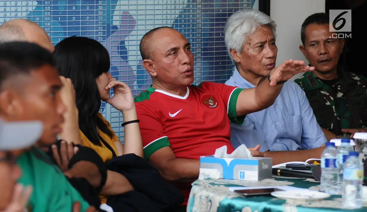 Ketua Umum PSSI, Edy Rahmayadi (tengah) nonton bareng laga Timnas U-19 melawan Brunei pada fase grup Piala AFF U-18 jelang pelepasan di Lapangan Atang Sutresna, Jakarta, Rabu (13/9). Timnas U-19 unggul 8-0 atas Brunei. (Liputan6.com/Helmi Fithriansyah)