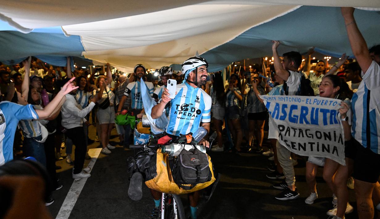 Mereka disambut para fans Argentina lainnya yang telah lebih dahulu berada di Doha, Qatar. (AFP/Kirill Kudryavtsev)
