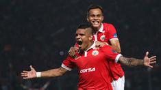 Striker Persija, Jose Guerra, merayakan gol yang dicetaknya ke gawang Persela Lamongan dalam laga Torabika Soccer Championship 2016 presented by IM3 Ooredoo di Stadion Utama Gelora Bung Karno, Jakarta, Jumat (13/5/2016). (Bola.com/NIcklas Hanoatubun)