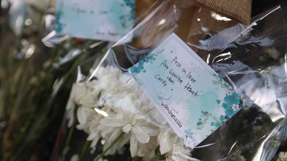 Rangkaian Bunga dan Pesan Duka Penuhi Stasiun Bekasi Timur