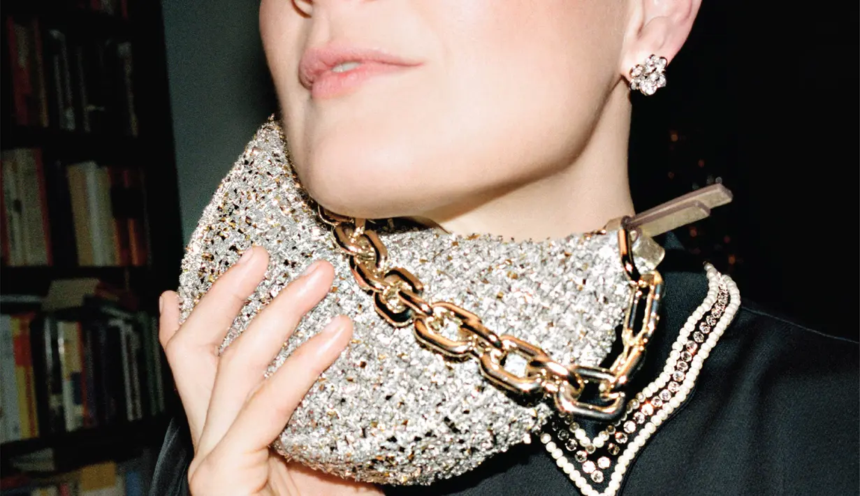 Keseruan tersebut dijabarkan dalam koleksi tote bag, sepatu, baju, yang seru dan menarik dipakai untuk berpesta.