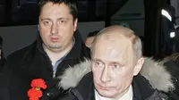 Suporter Rusia, Alexander Shprygin, bersama Presiden Rusia, Vladimir Putin (guardian)