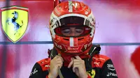 Pebalap Scuderia Ferrari, Charles Leclerc lagi-lagi harus menelan pil pahit di ajang balap Formula 1 2022. Usai DNF di GP Spanyol dan salah strategi di GP Miami, kali ini ia gagal finis di GP Azerbaijan pada Minggu (12/06/2022) malam WIB. (AFP/Natalia Kolesnikova)