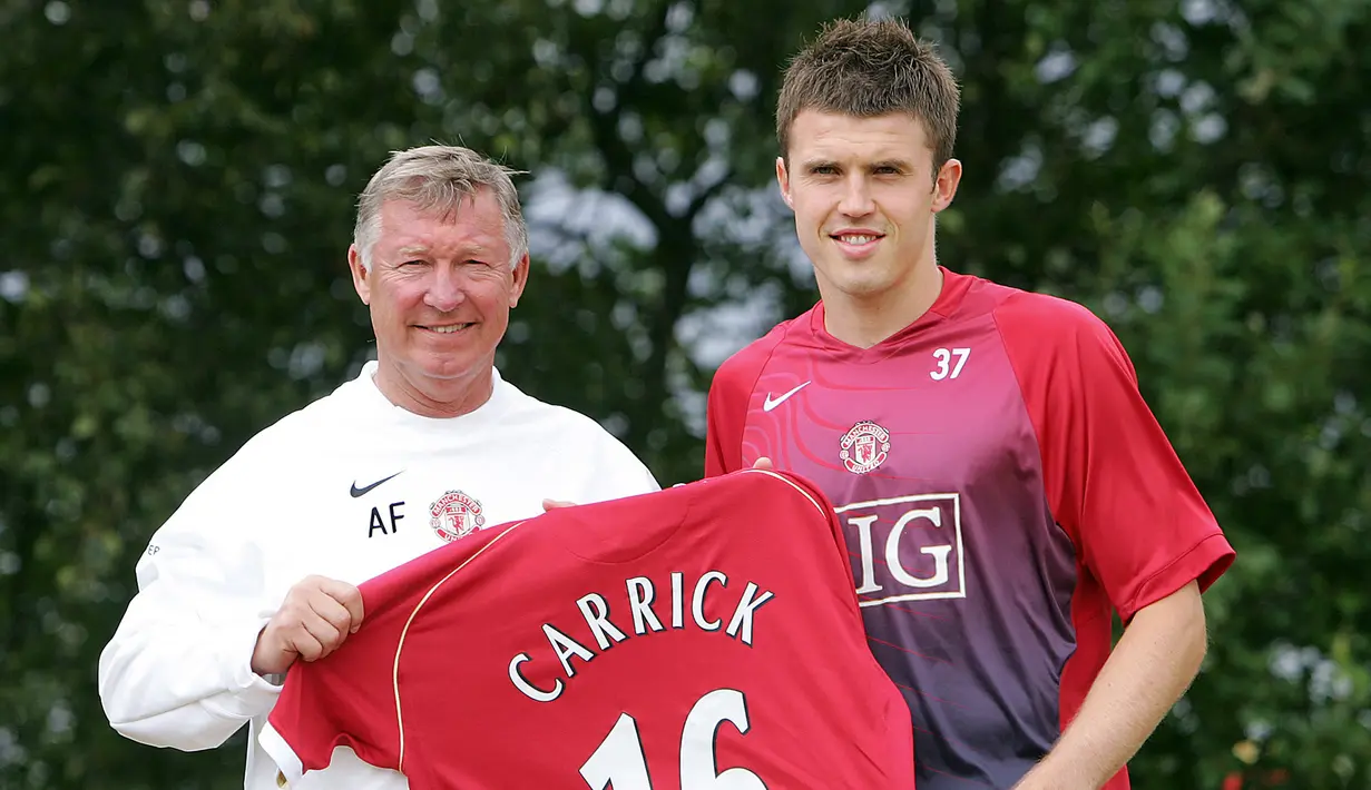 Pada awal musim 2006/2007 Alex Ferguson kepincut dengan penampilannya bersama Tottenham Hotspur. Michael Carrick pun didatangkan ke Old Trafford pada 2 Agustus 2006. Ia mendapatkan jersey bernomor 16 yang pernah dipakai Roy Keane. (AFP/Paul Ellis)
