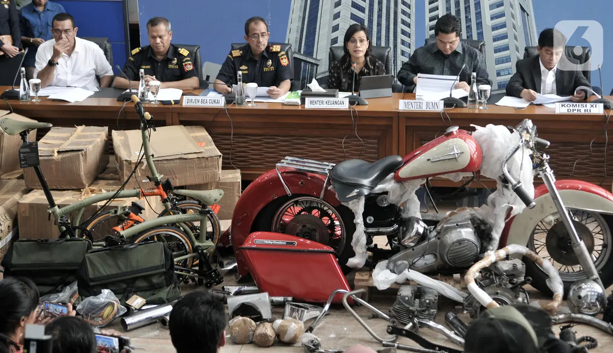 Menteri Keuangan Sri Mulyani bersama Menteri BUMN Erick Thohir dan Dirjen Bea Cukai Kemenkeu Heru Pambudi saat konferensi pers penyelundupan motor Harlery Davidson dan sepeda Brompton menggunakan pesawat baru milik Garuda Indonesia di Jakarta, Kamis (5/12/2019). (merdeka.com/Iqbal S Nugroho)